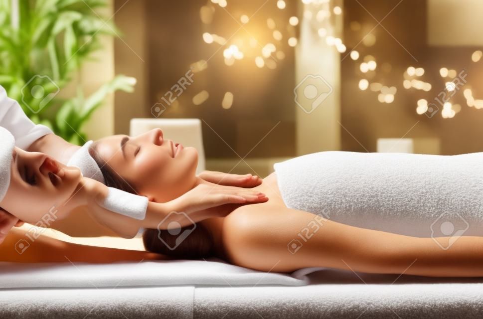 schöne Frau mit Hot-Stone-Massage im Spa