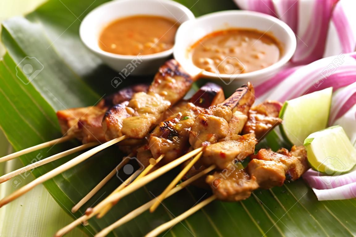 Pollo satay malese con salsa di arachidi delizioso, uno dei famosi piatti della cucina locale.