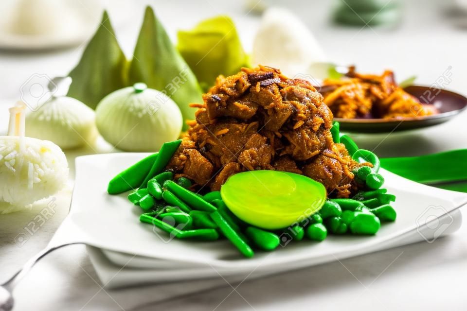 Nasi lemak는 코코넛 밀크와 판단 잎으로 요리 한 말레이 향기로운 쌀 요리입니다. 말레이시아에서 흔히 발견됩니다.