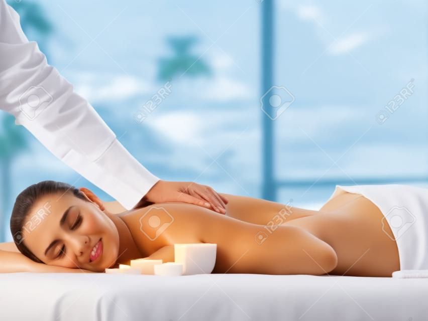Mujer relajante en un complejo con masaje saludable en el spa - horizontal