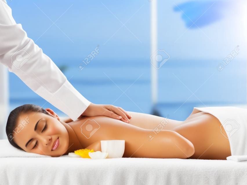 Mujer relajante en un complejo con masaje saludable en el spa - horizontal