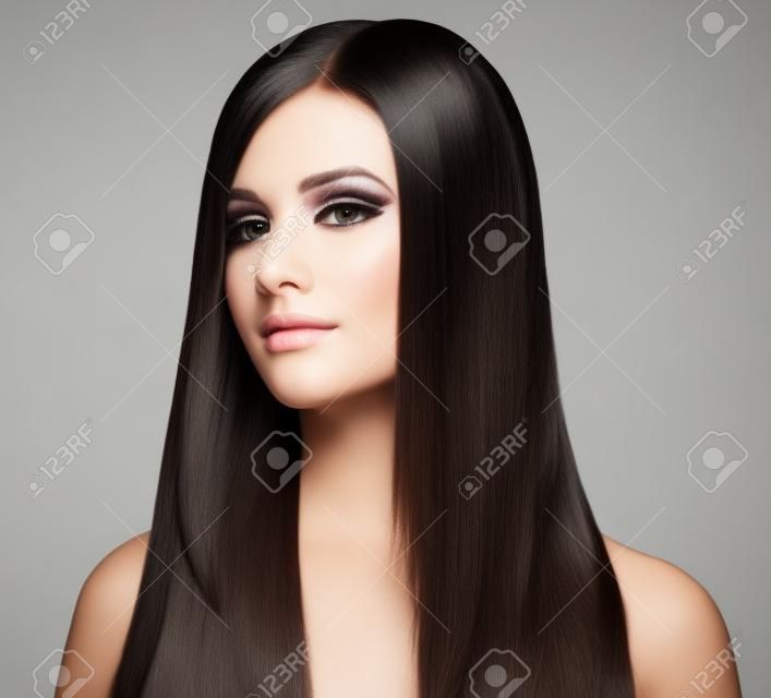 Frau mit langen glatten Haaren. Fashion Model posiert im Studio.