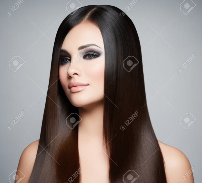Frau mit langen glatten Haaren. Fashion Model posiert im Studio.