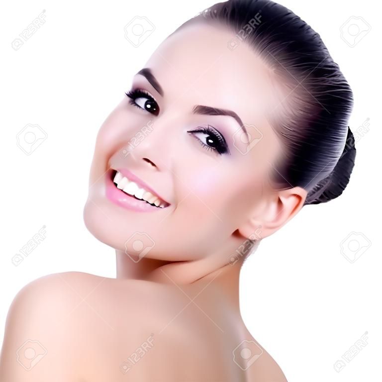 Beau visage de la jeune femme avec la peau propre et fraîche - isolé sur blanc