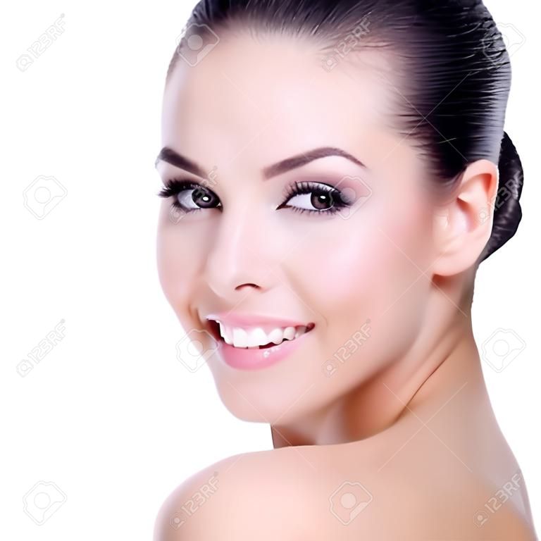Schönes Gesicht der jungen Frau mit saubere frische Haut - isoliert auf weiß