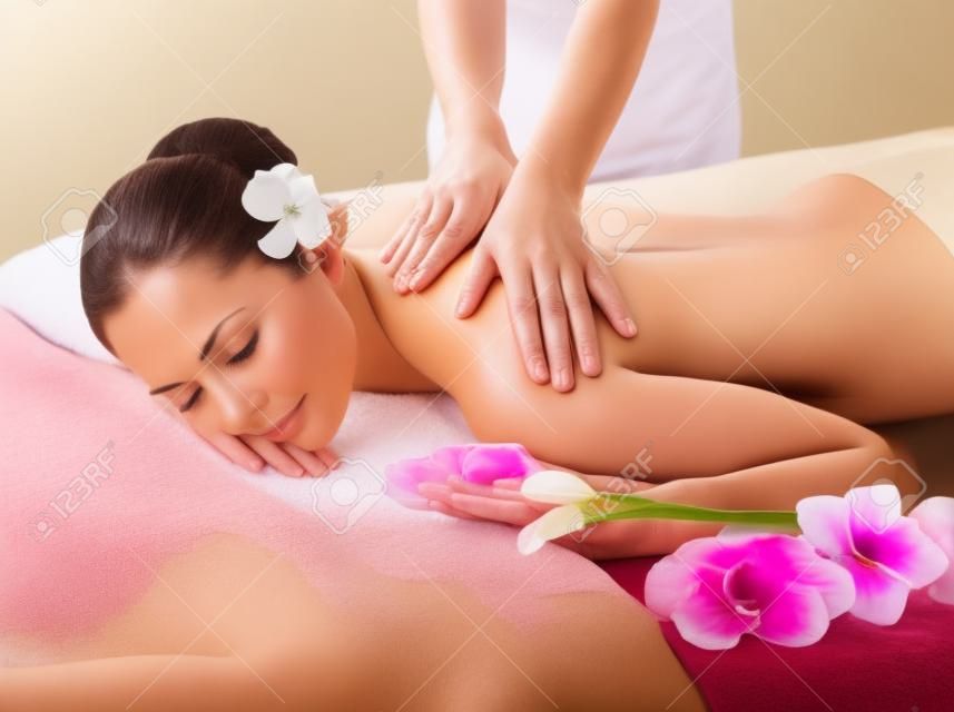 Donna che ha massaggio del corpo nel salone spa. Beauty concetto di trattamento.