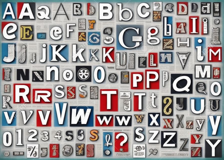 Alfabeto de periódico con letras, números y símbolos. Aislados en blanco