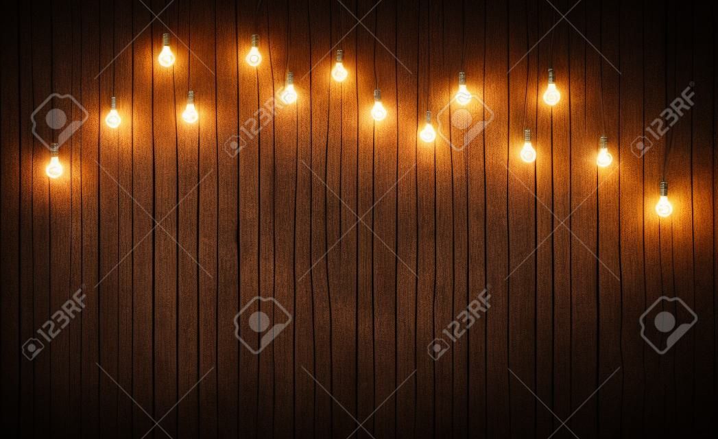 Lâmpadas no fundo de madeira escura