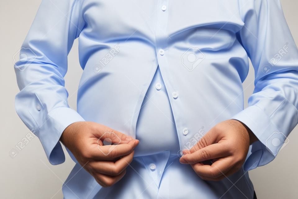 Menino gordo não pode abotoar a camisa, saudável e perder peso conceito