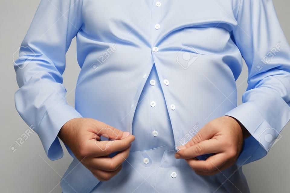 Kövér fiú nem tud gombot az ingét, egészséges és a fogyásban koncepció