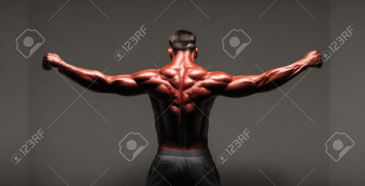 Muskulöser Mann von hinten