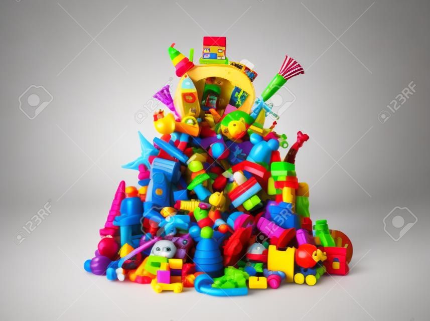 Enorme pila de juguetes diferentes y de colores.