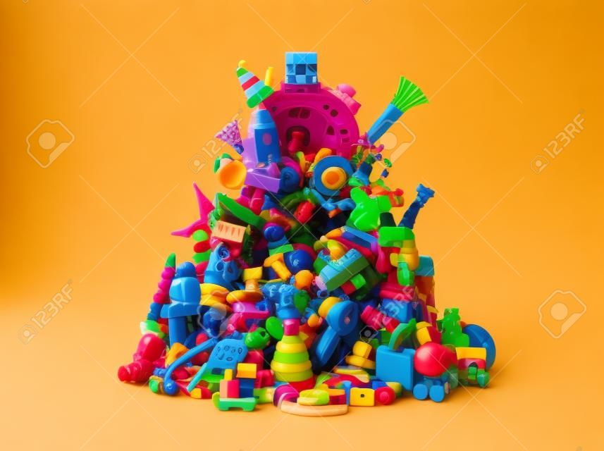 Enorme pila de juguetes diferentes y de colores.
