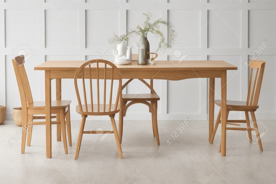 Grande table en bois avec chaises dans la salle à manger.