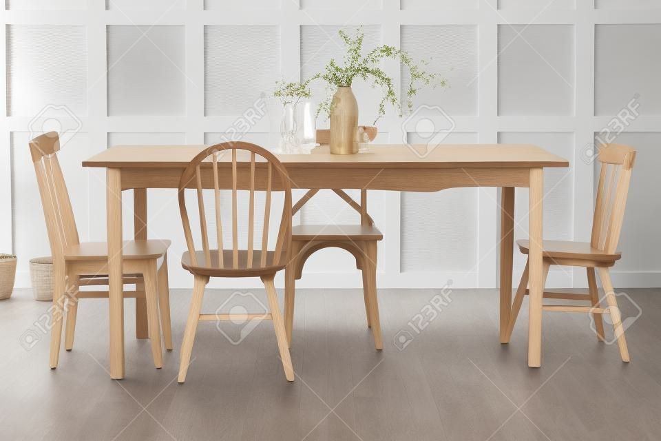 ダイニングルームの椅子と大きな木製のテーブル。