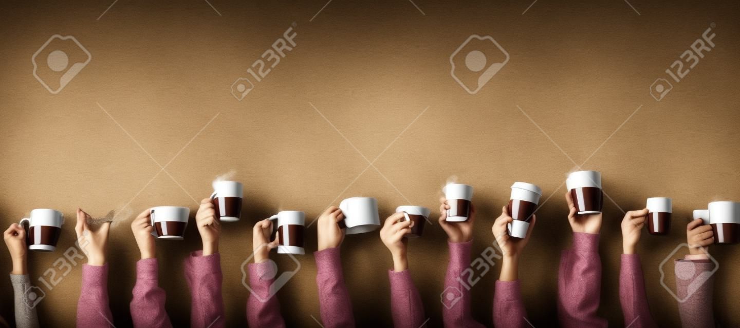 人々はマグカップと紙コップのコーヒーを持っています。カフェとコーヒーをテーマにしたコンセプト。