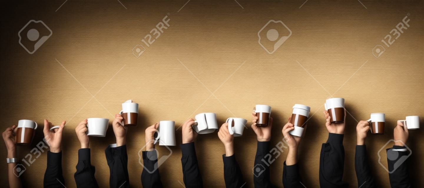 人々はマグカップと紙コップのコーヒーを持っています。カフェとコーヒーをテーマにしたコンセプト。