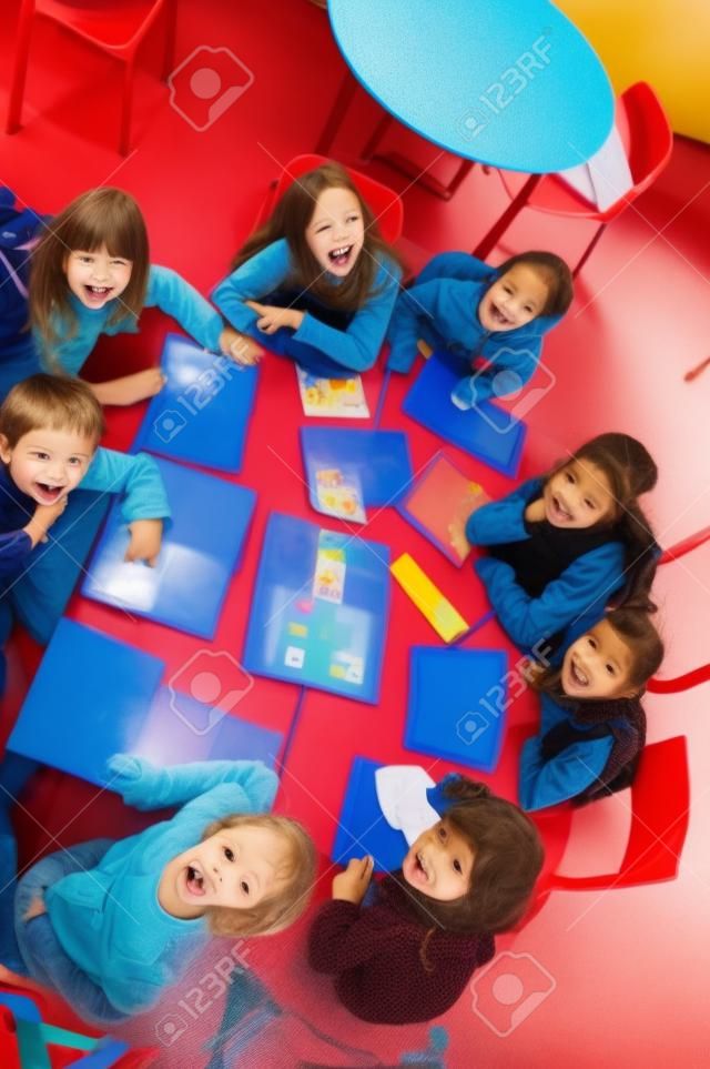 группа счастливых детей в школе развлекается и изучает leassos