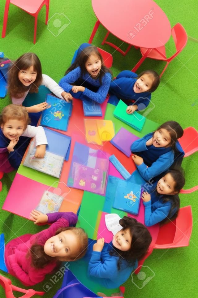 Grupo de niños felices en schoold tener diversión y aprendizaje leassos