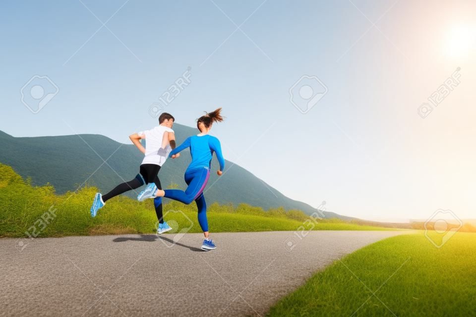 Młoda para jogging w parku w godzinach porannych. Zdrowie i fitness.