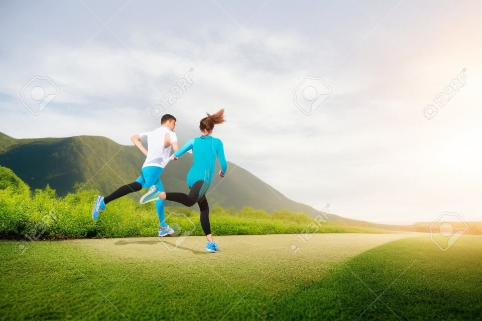 年轻夫妇早上在公园慢跑健身和健身