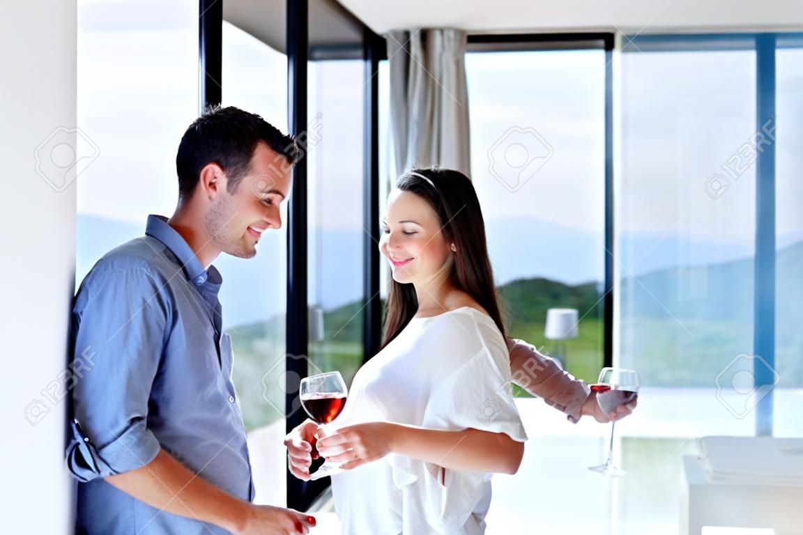 Romantyczny szczęśliwa młoda para relaks w nowoczesnym domu w pomieszczeniu