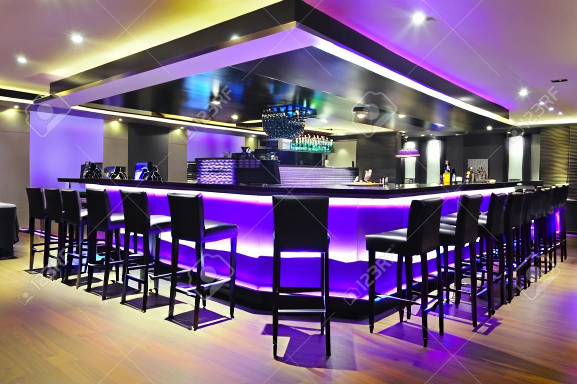 現代設計的俱樂部餐廳酒吧室內