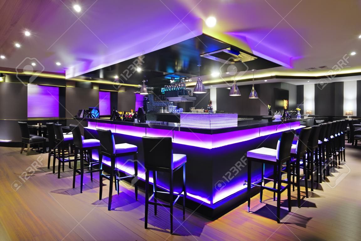 現代設計的俱樂部餐廳酒吧室內