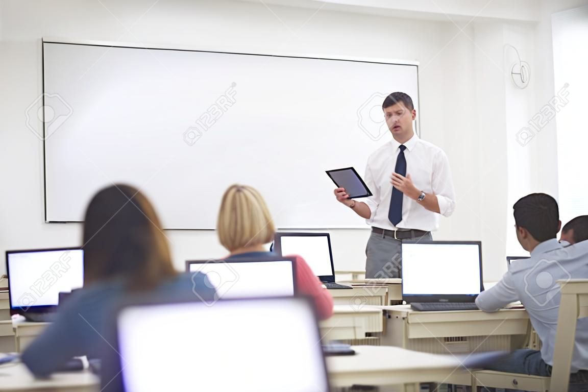 grupo de alumnos con el maestro en classrom laboratorio de computación learrning lecciones, obtener ayuda y apoyo
