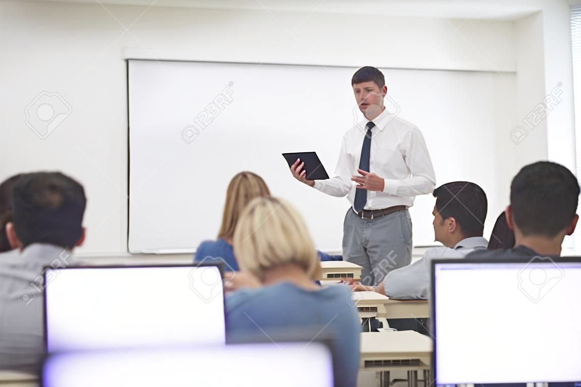 grupo de alumnos con el maestro en classrom laboratorio de computación learrning lecciones, obtener ayuda y apoyo