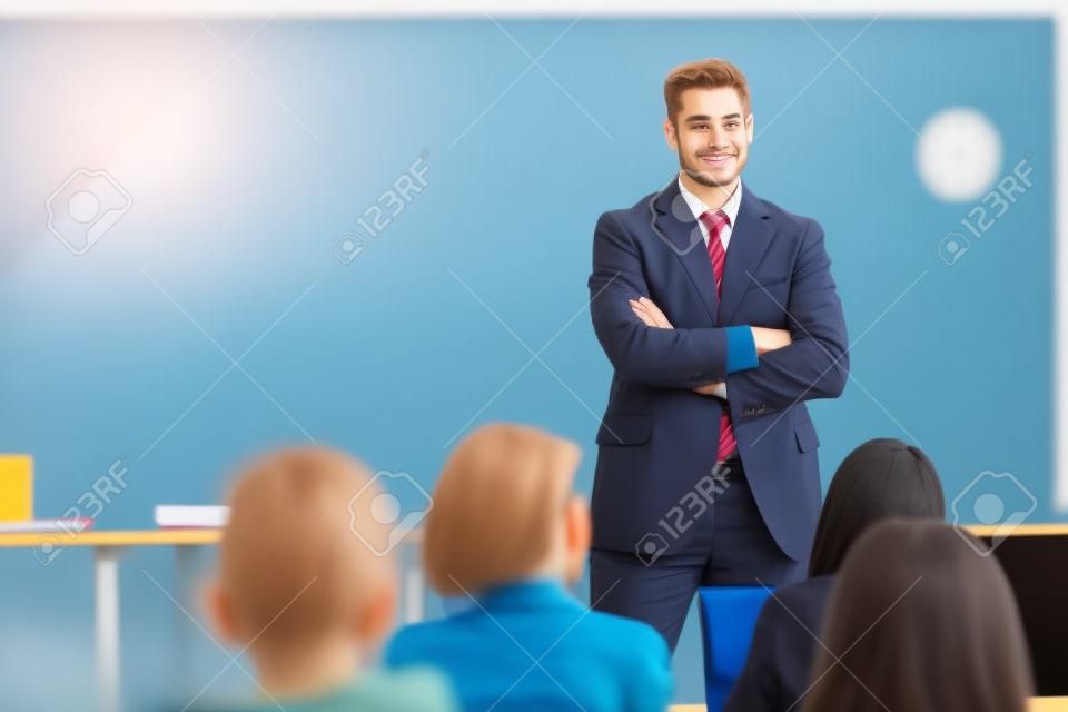 diákcsoport professzorral tanul a modern iskolai tanteremben