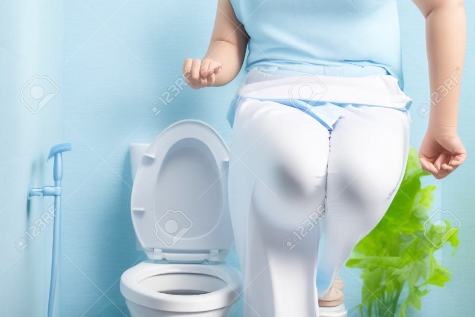 Kobieta ma problem z wysiłkowym nietrzymaniem moczu, kontrolą pęcherza i pęcherzem nadreaktywnym (oab), nie może dotrzeć na czas do toalety w mokrych spodniach