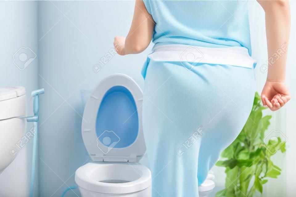 Kobieta ma problem z wysiłkowym nietrzymaniem moczu, kontrolą pęcherza i pęcherzem nadreaktywnym (oab), nie może dotrzeć na czas do toalety w mokrych spodniach