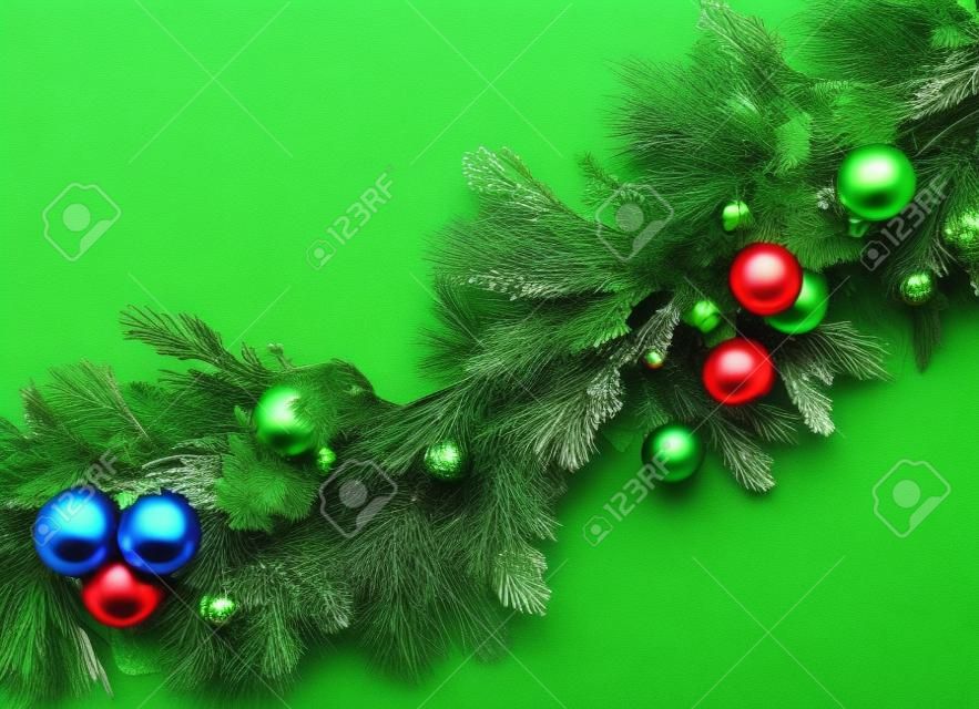 緑のメリークリスマスガーランドと自然装飾品。ハッピーホリデーと季節のグリーティング緑の装飾。