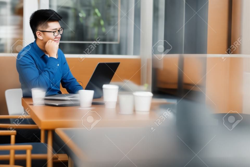 Asiatin studentin am laptop im café
