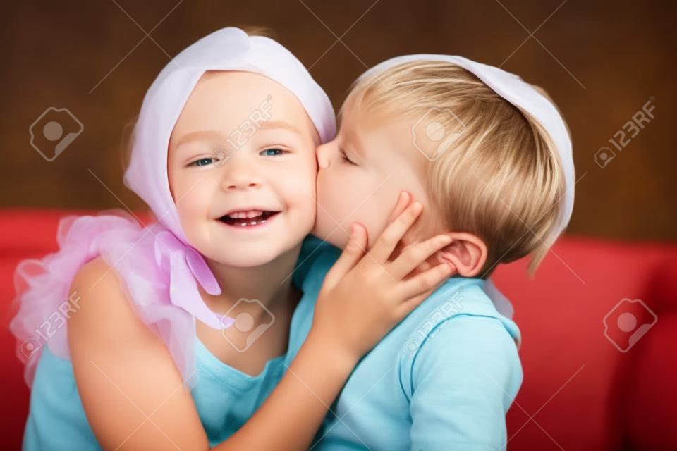 Junge küsst seine ältere Schwester auf Cheeck