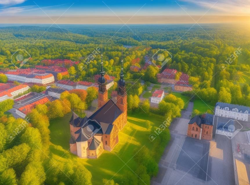 Panorama miasta z kościołem i parkiem w Polsce - Augustów