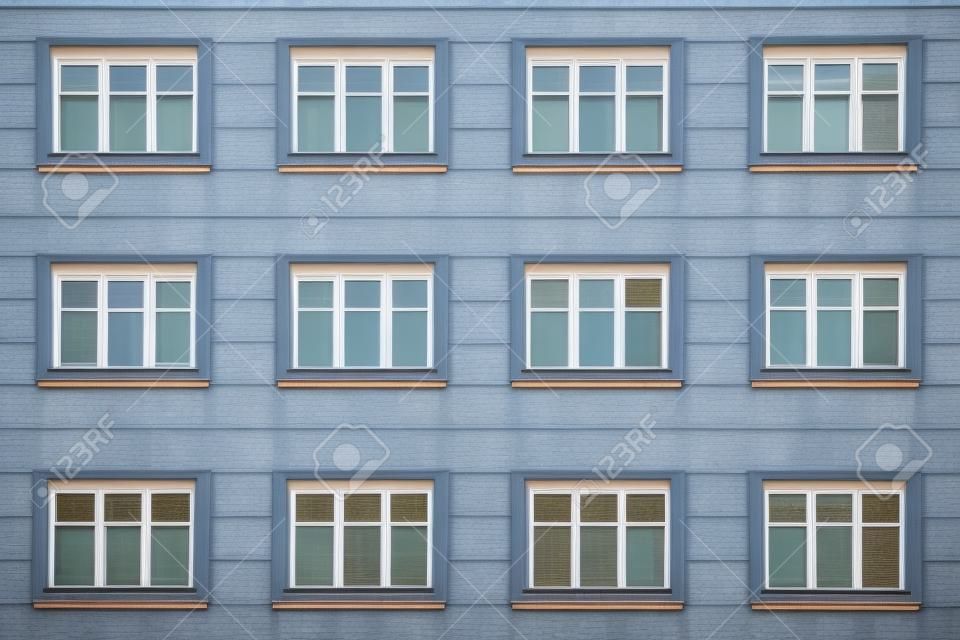 Ventanas en una fila en la fachada del edificio de apartamentos
