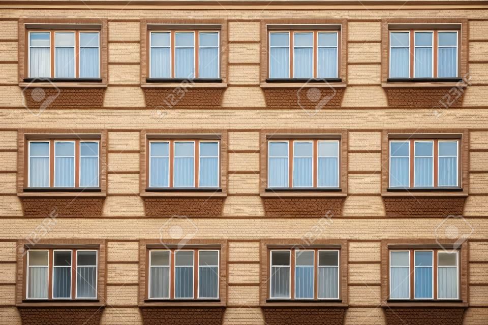 Ventanas en una fila en la fachada del edificio de apartamentos