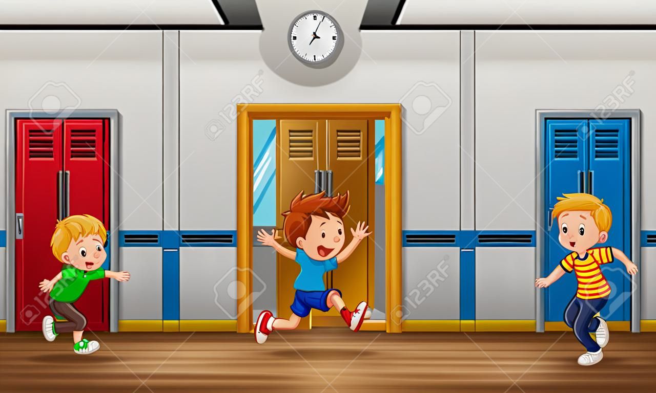 Szczęśliwi chłopcy biegający po szkolnym korytarzu