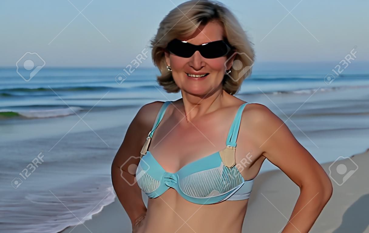 Attraktive Ältere Frau Am Strand Lizenzfreie Fotos, Bilder und Stock  Fotografie. Image 12804047.