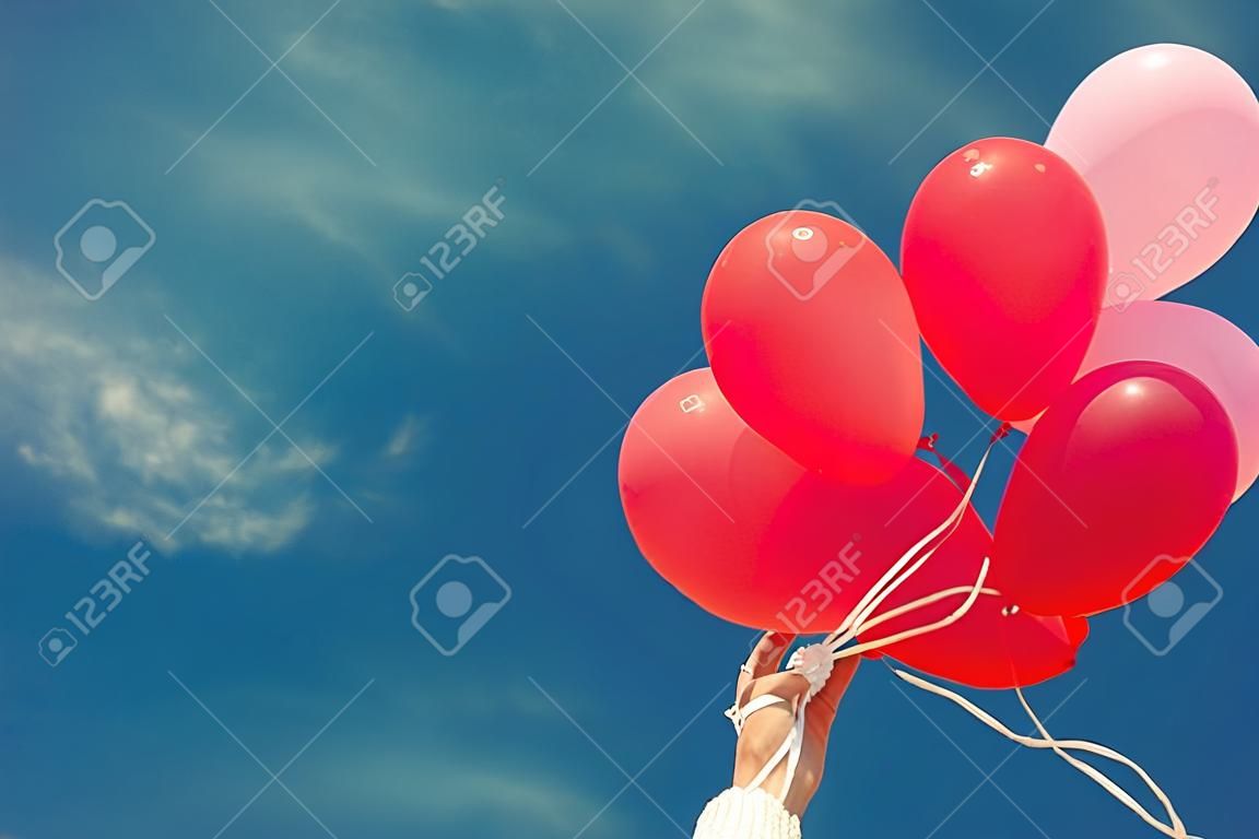 在藍色的天空背景的紅色氣球