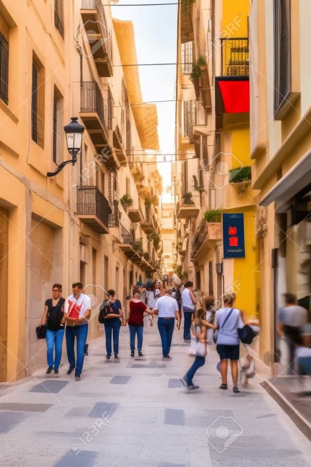 MURCIA, SPANJE, JUNI 19, 2019: Mensen wandelen op straat in Murcia, Spanje