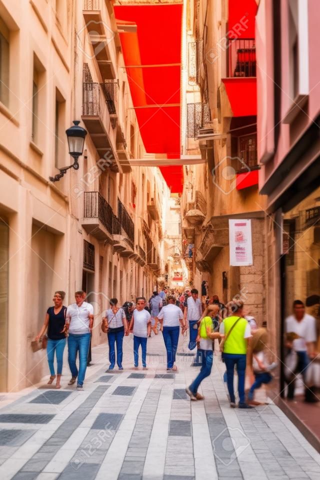 MURCIA, SPANJE, JUNI 19, 2019: Mensen wandelen op straat in Murcia, Spanje