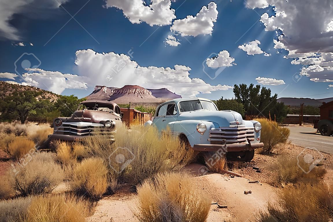 旧的生锈汽车在废弃的小镇沿着历史的美国路线66亚利桑那