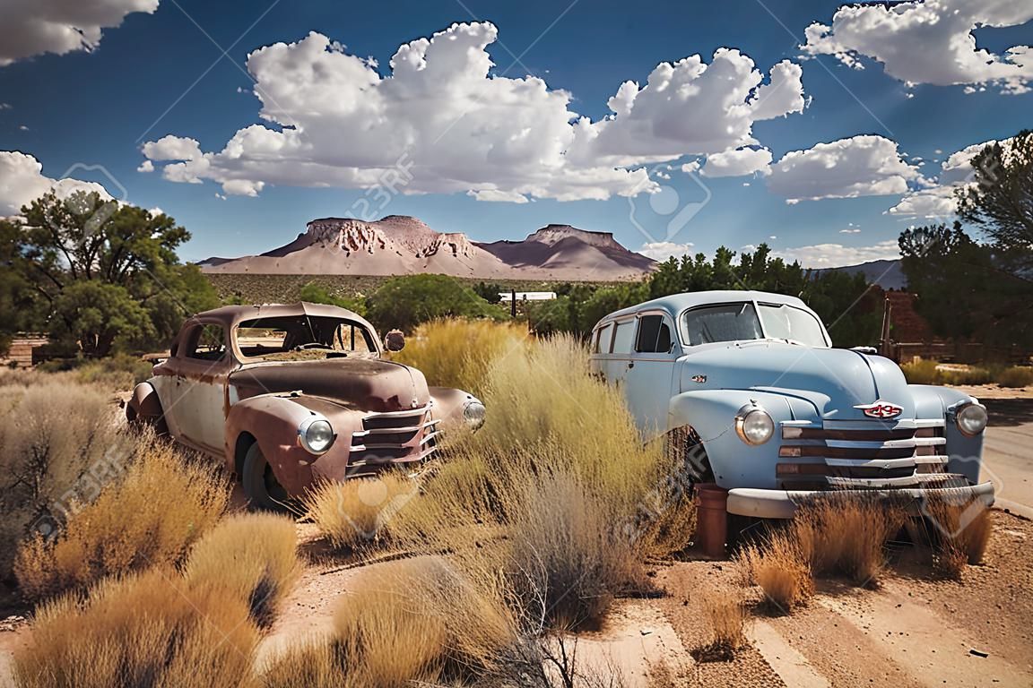 Stare zardzewiałe samochody w opuszczonym mieście wzdłuż historycznego US Route 66, Arizona