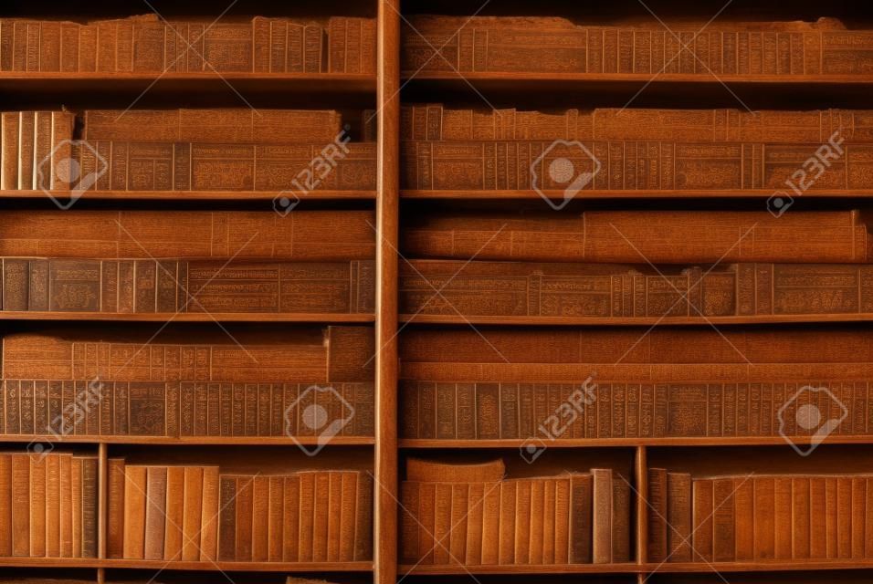viejos libros históricos de la antigua biblioteca, estantería de madera