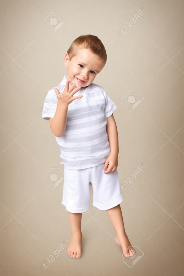 Adorable Kleinkind Jungen Betrieb bis fünf Finger. Barfuß auf weiß.