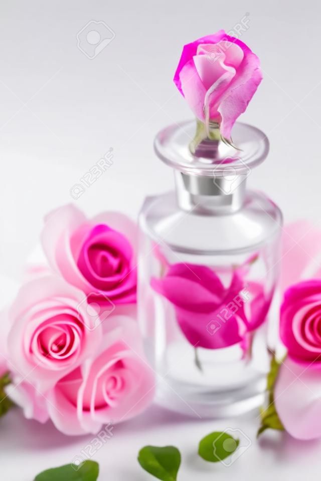 香水瓶和粉紅色玫瑰鮮花水療香熏