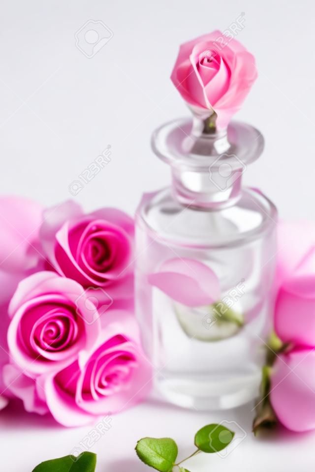 香水瓶和粉紅色玫瑰鮮花水療香熏